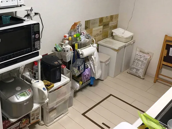 キッチン後ろに作業できるスペースを確保