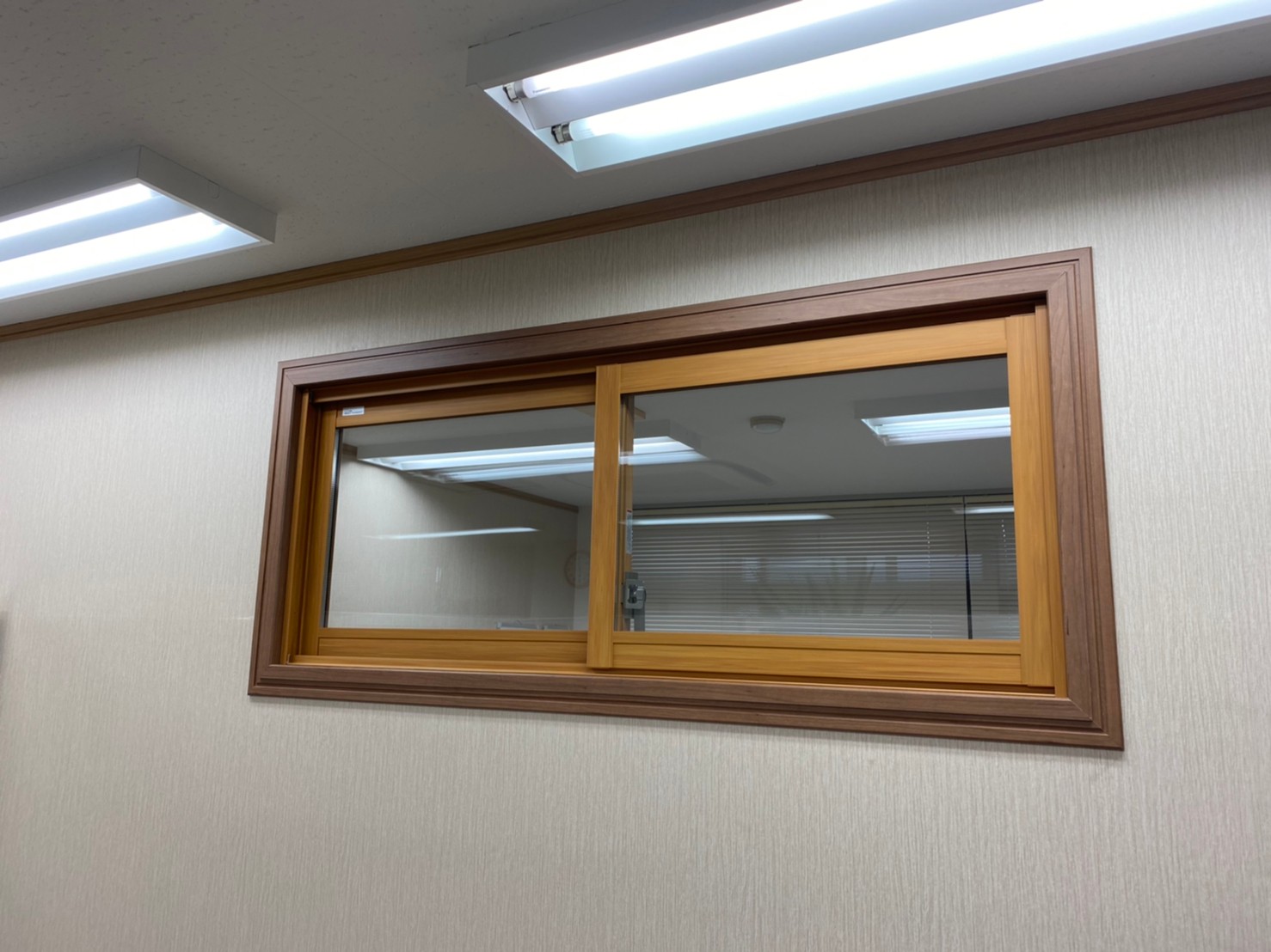 間仕切り壁に窓を設置