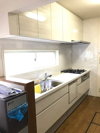 白を基調とした明るくきれいなキッチン