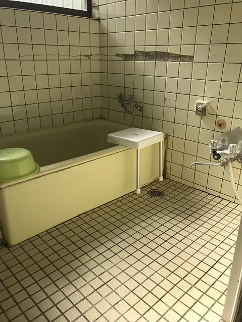 ユニットバス交換に伴いグラついていた脱衣所床も補修