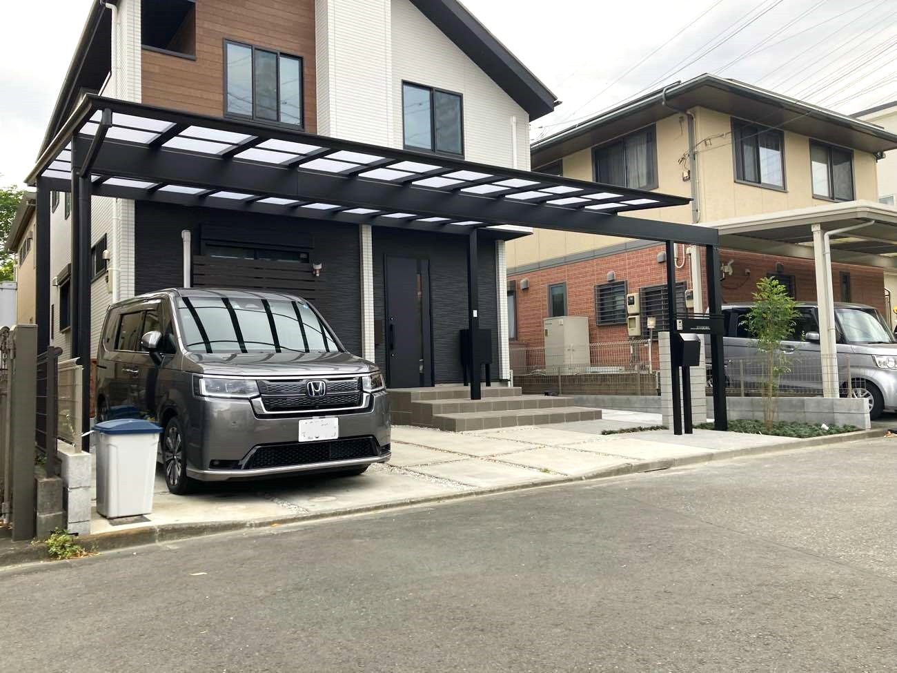建物を引き立てる 機能的で美しいカーポート