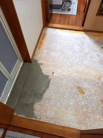 傷んでいた床を下地からやり直し