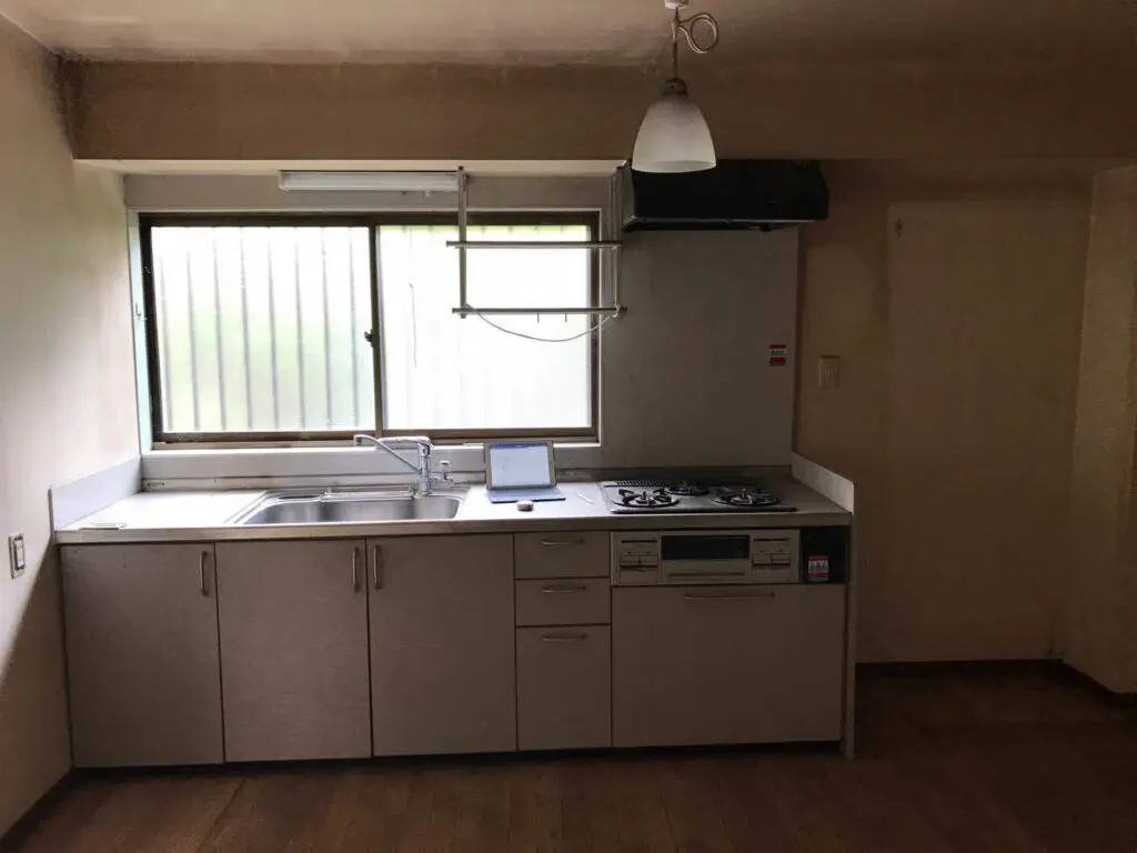 お部屋の雰囲気を明るく見せる壁紙に張り替え