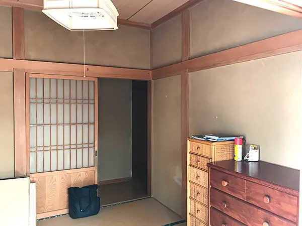 色もくすみボロボロの砂壁をクロスに張り替え