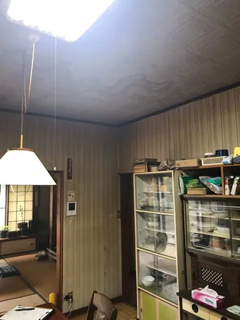 ヤニで変色した壁を色付きクロスで汚れを目立ちにくく