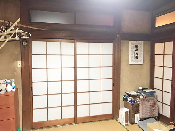 暗い和室を障子のガラスを白い素材で明るく