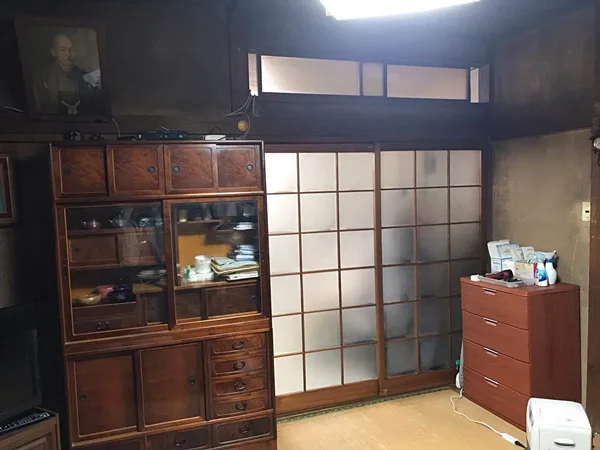 暗い和室を障子のガラスを白い素材で明るく