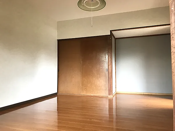 たわんでいる床・ボロボロ落ちる砂壁を補修
