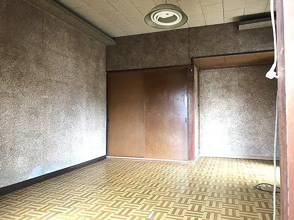 たわんでいる床・ボロボロ落ちる砂壁を補修