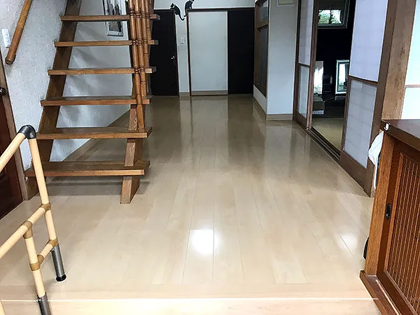 グワついてへこんだ廊下の床を補修