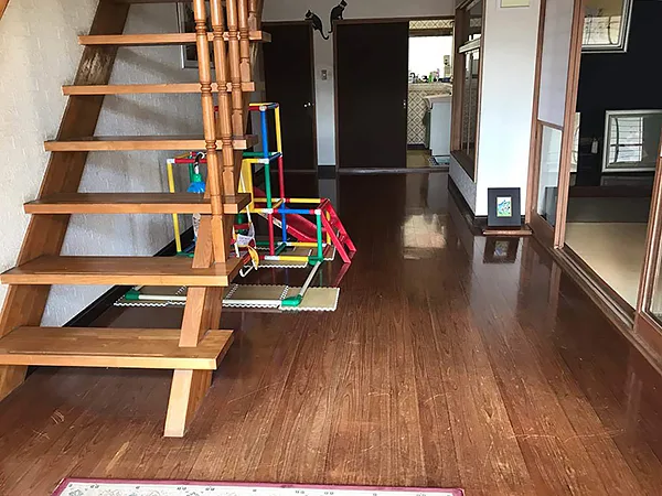 グワついてへこんだ廊下の床を補修