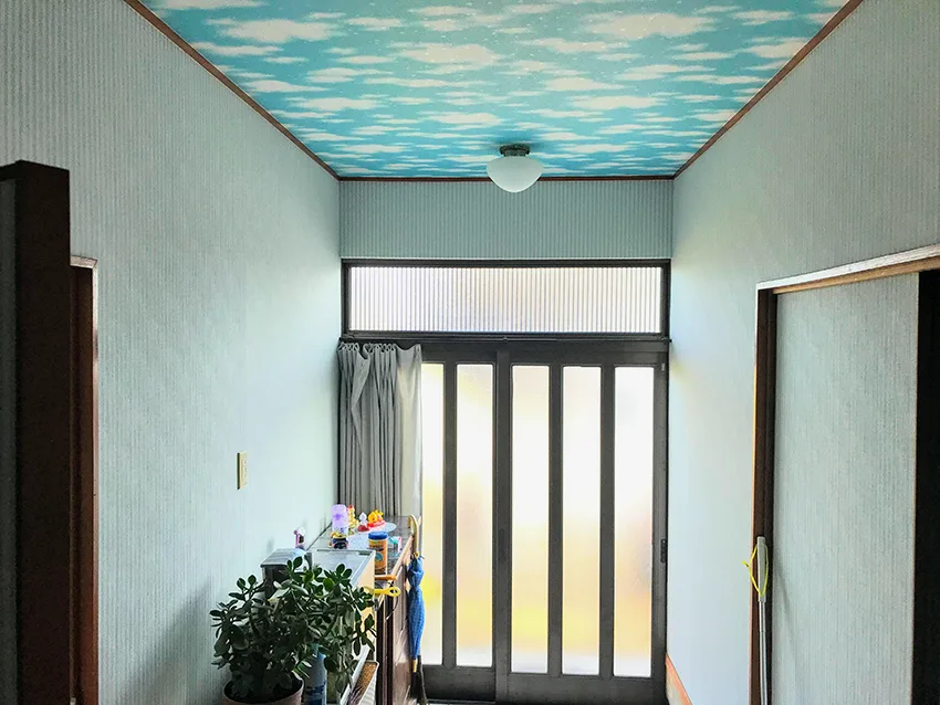 爽やかな絵柄のクロスに張り替え