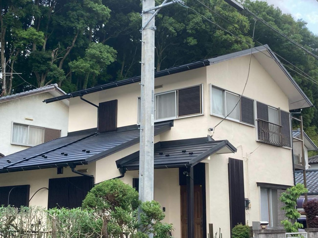 地震対策で軽量の鋼板の屋根に葺き替え