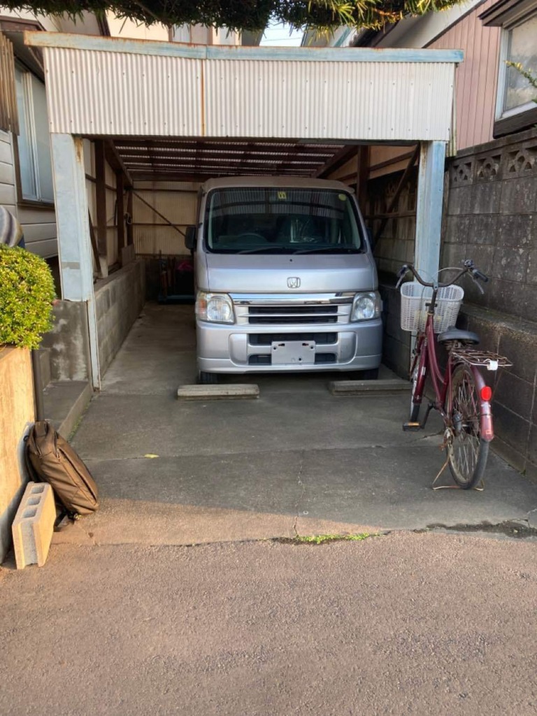 同じ見た目の車庫に造作・照明取り付けで夜も明るく