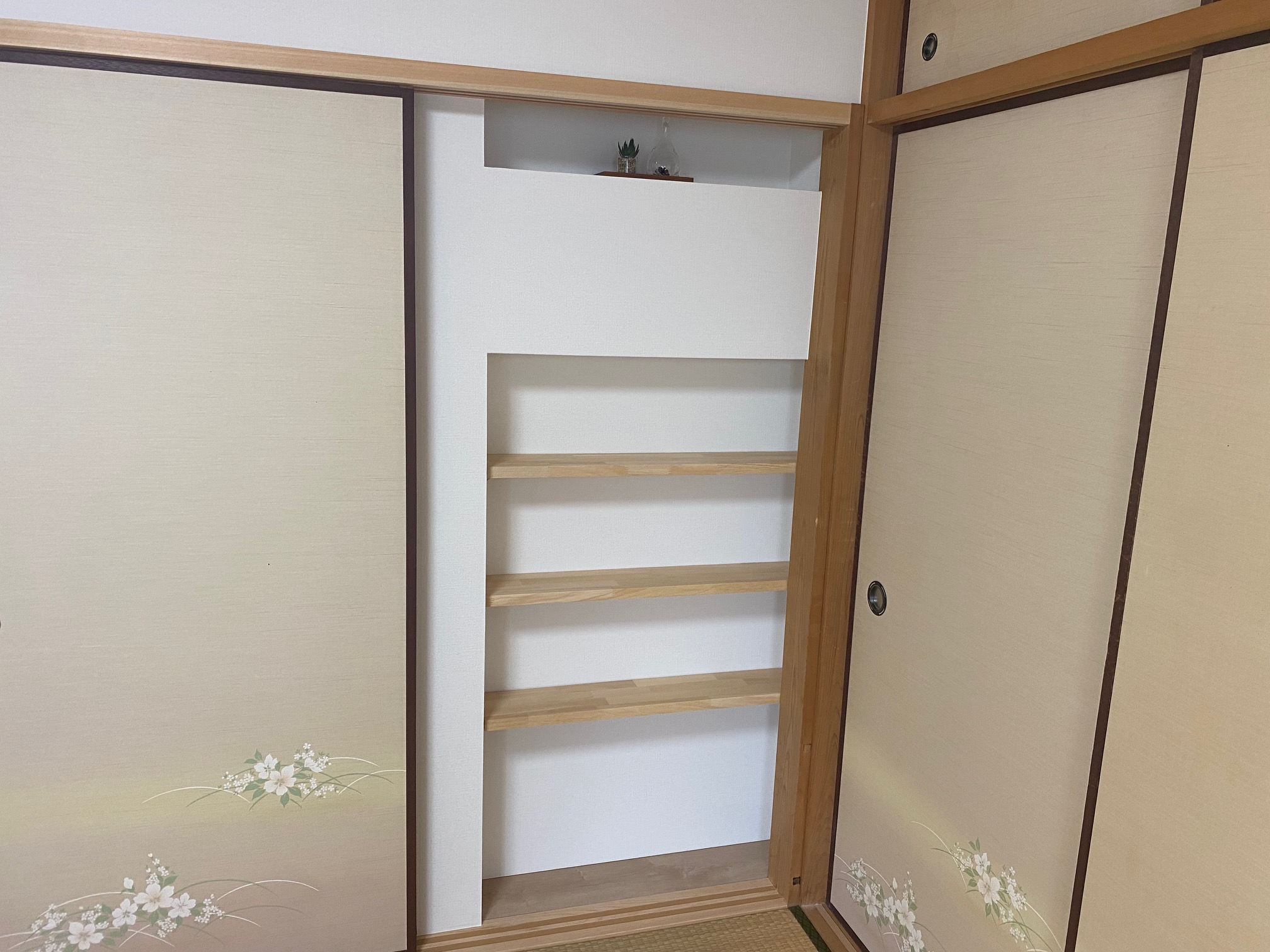 床の間に吊押入れを造作工事