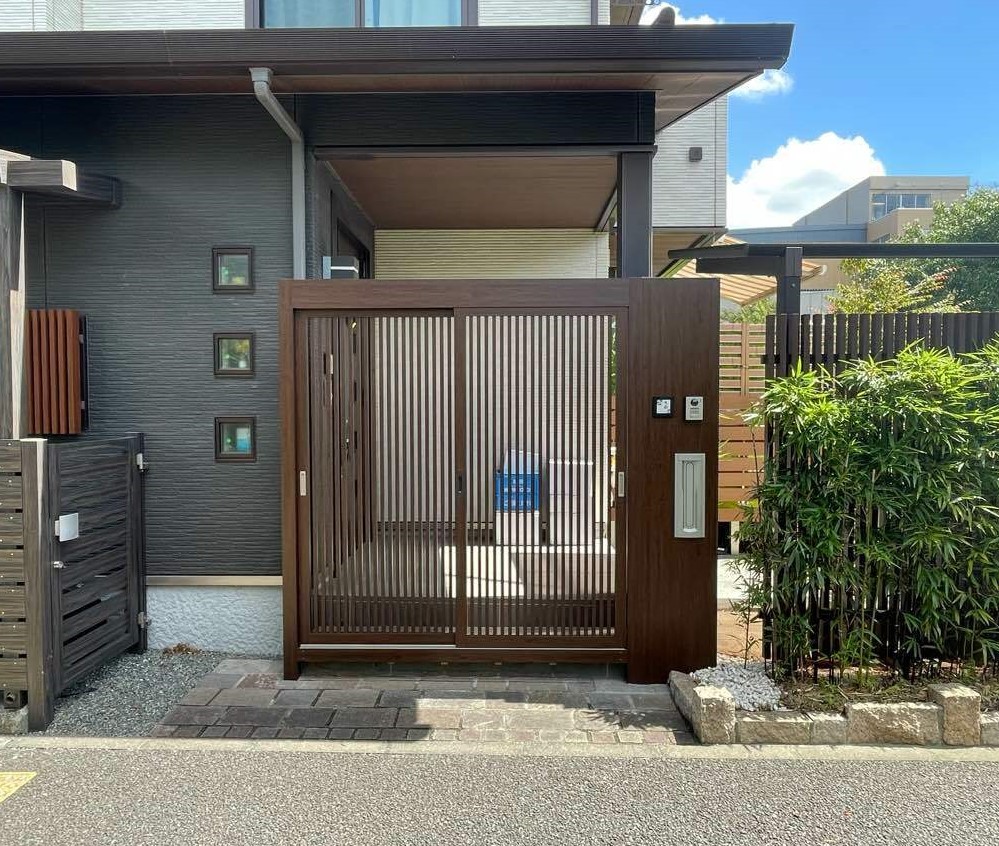 洗練された和風テイストの引き戸門扉