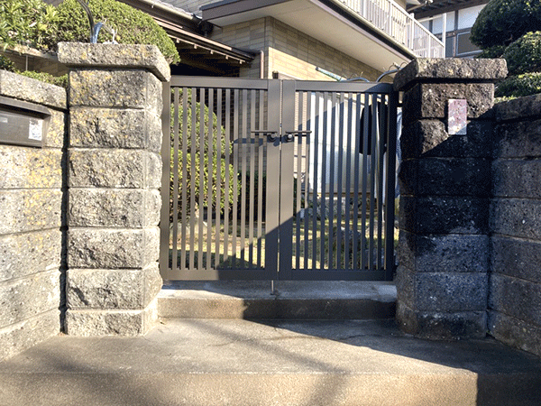 フェンスと馴染む違和感ない門扉