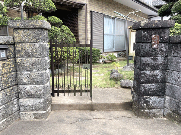 フェンスと馴染む違和感ない門扉
