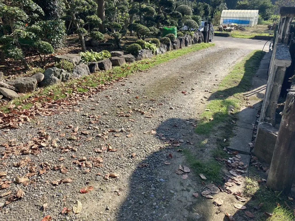 坂部分のみコンクリートに変更で砂利流出防止