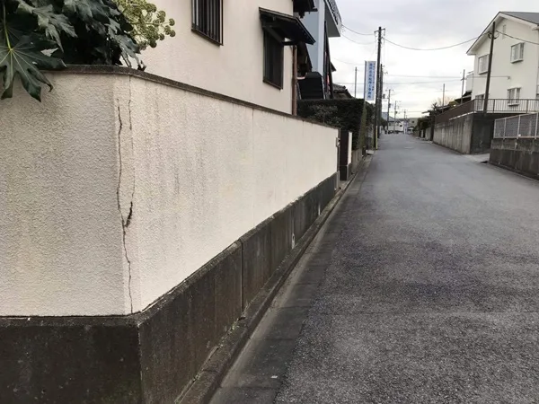 ひび割れ色褪せている外壁をきれいに補修