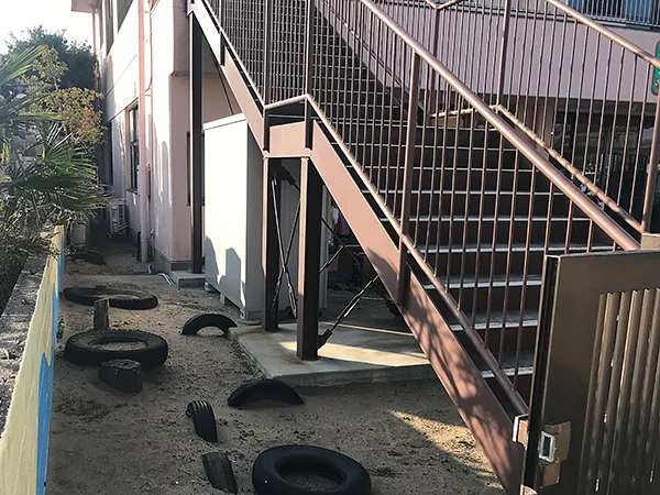 外階段を再度塗装・アクセントとして裏をピンクに
