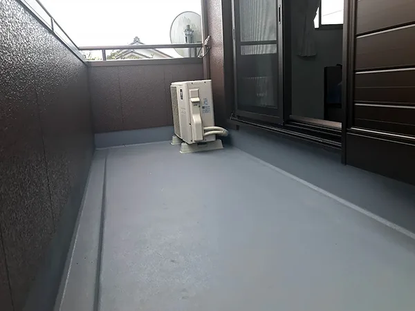 ベランダ床が原因による雨漏りをFRP仕様変更で解消