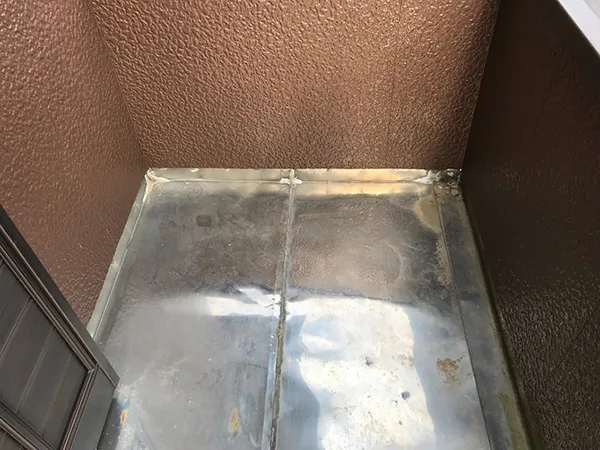 ベランダ床が原因による雨漏りをFRP仕様変更で解消
