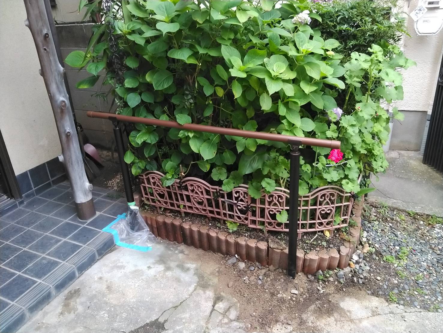 日常の動作を助けるために手すり取付け