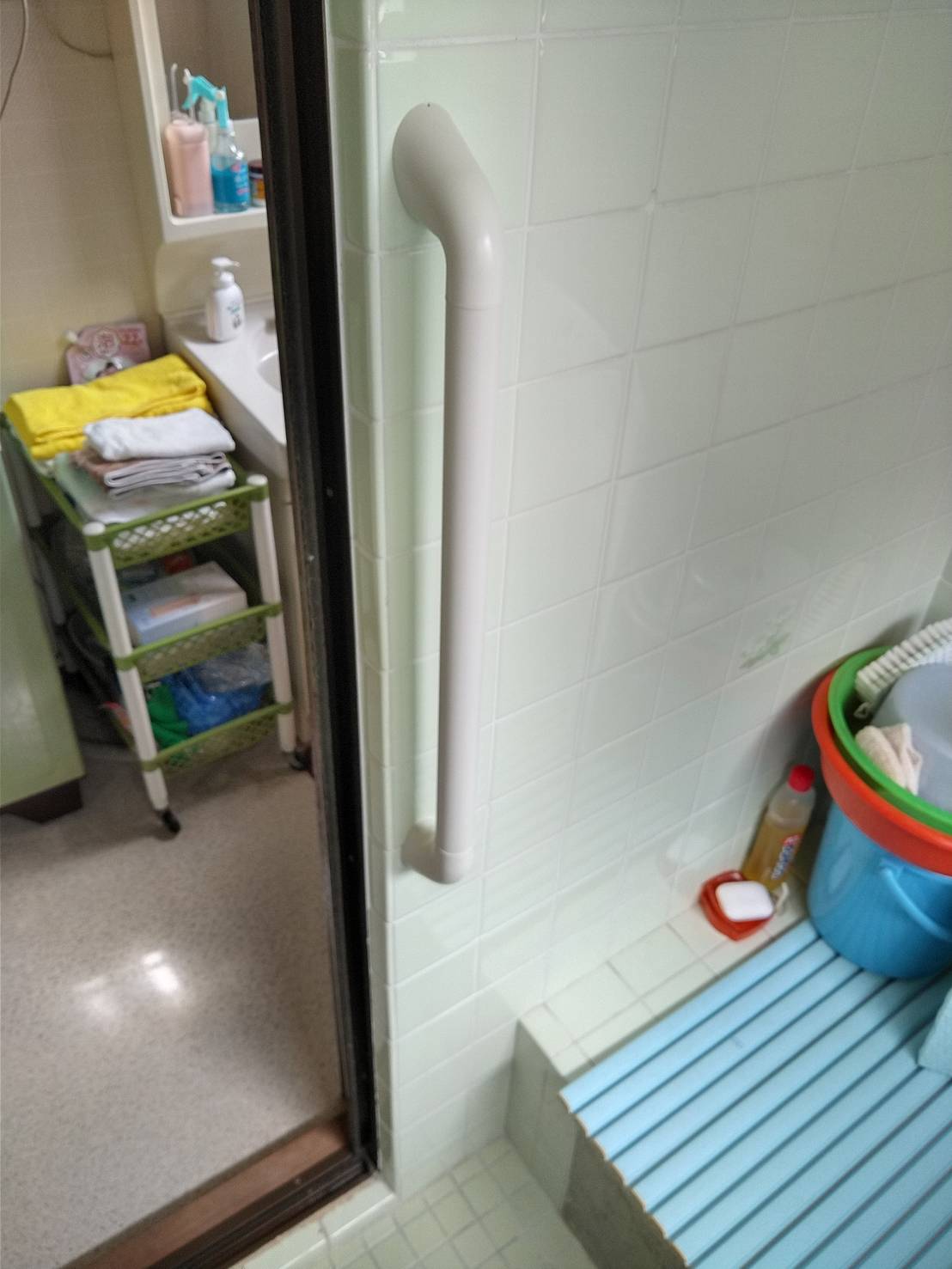 日常の動作を助けるために手すり取付け