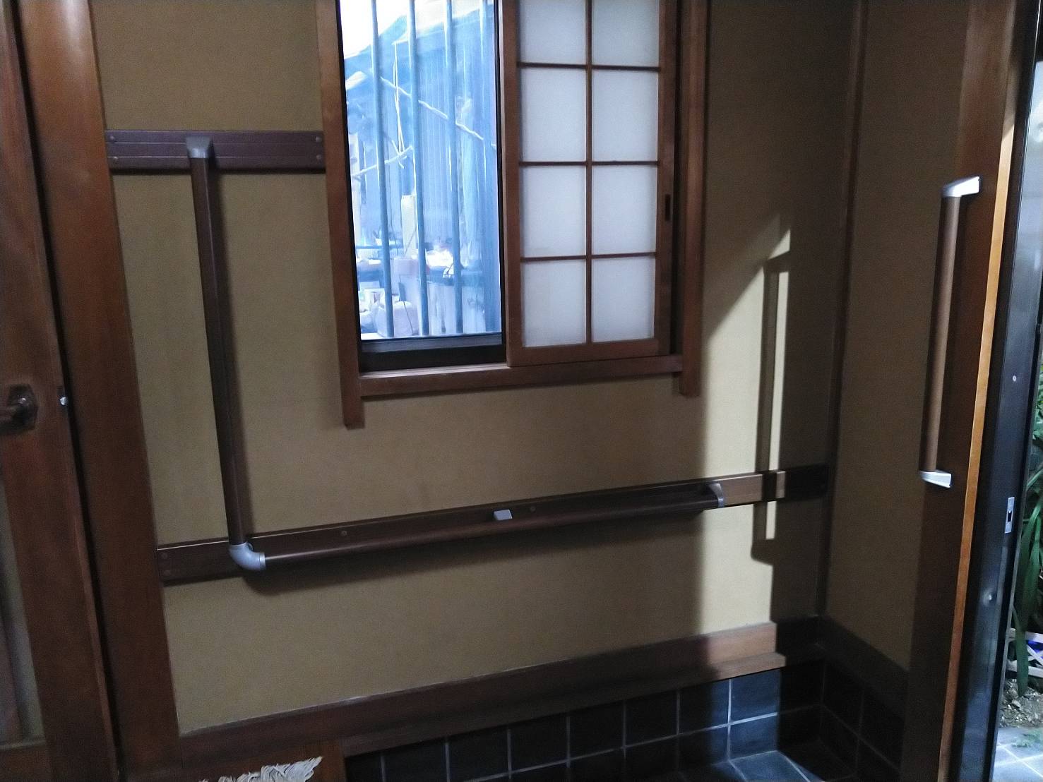 日常の動作を助けるために手すり取付け