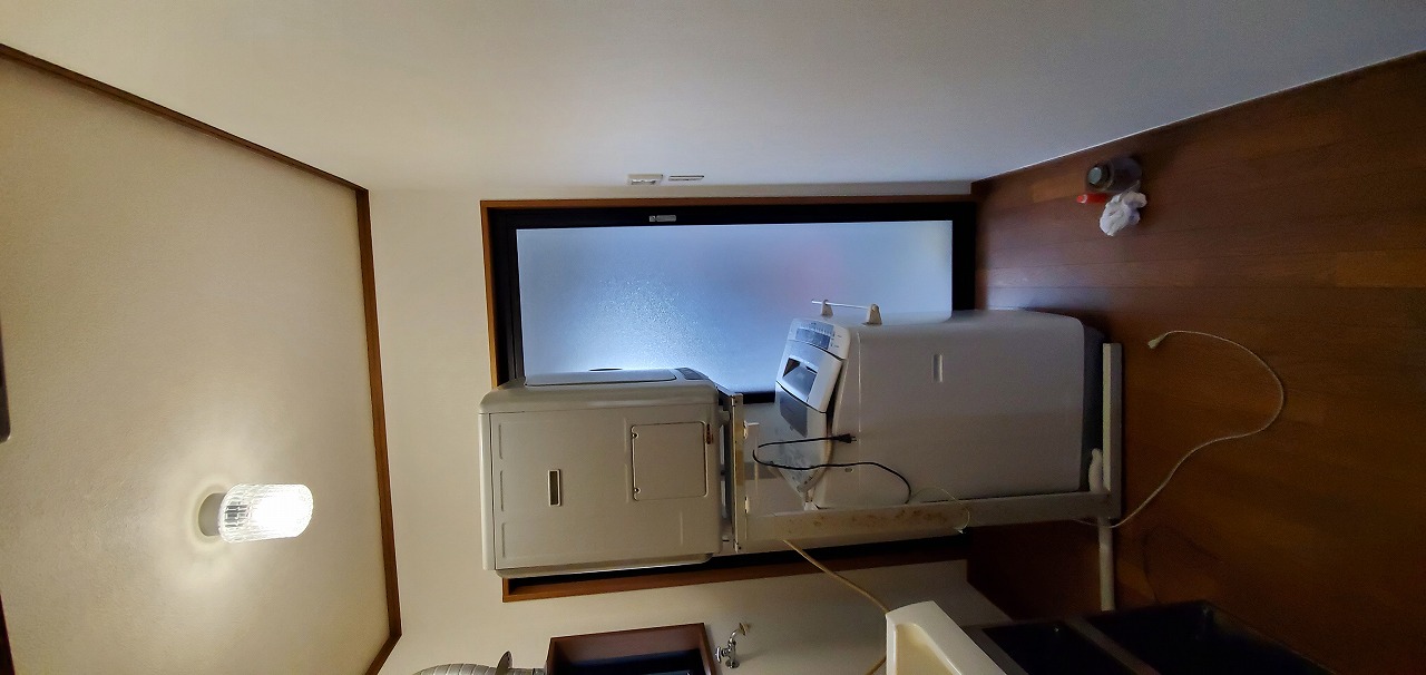 『屋外換気扇交換＆脱衣場とトイレ壁紙張替』