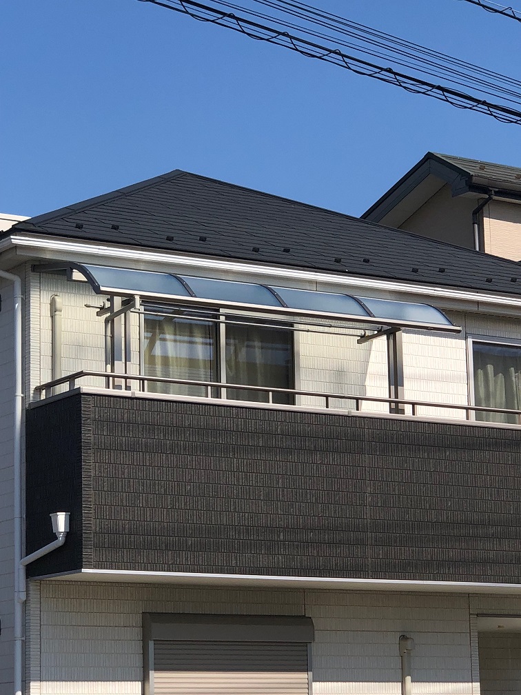 ベランダに屋根を取り付け、急な雨から洗濯物を守ります☆