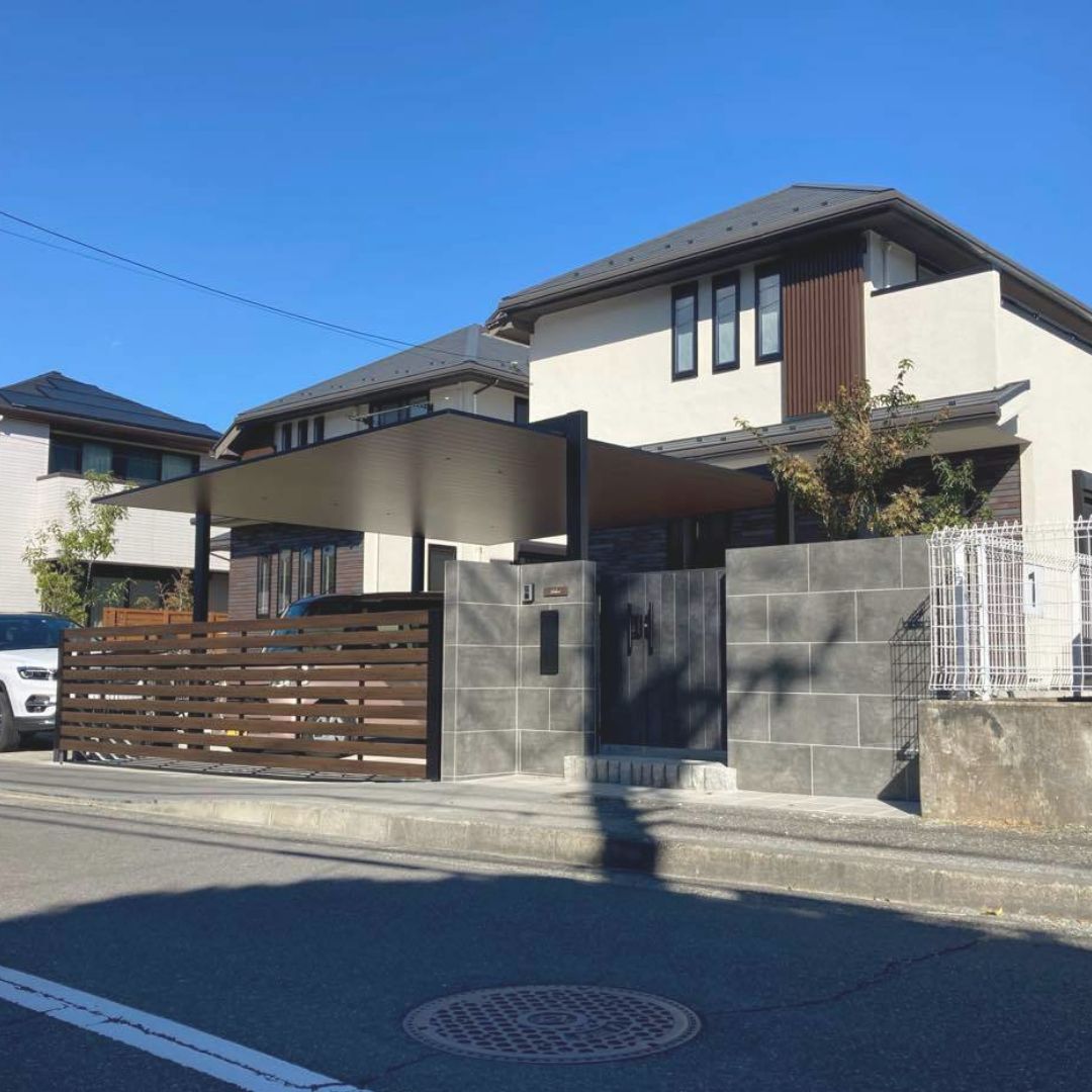 セキュリティの安心感と建物をより引き立てる重厚感のある空間