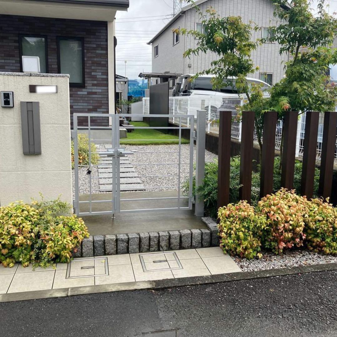 セキュリティの安心感と建物をより引き立てる重厚感のある空間