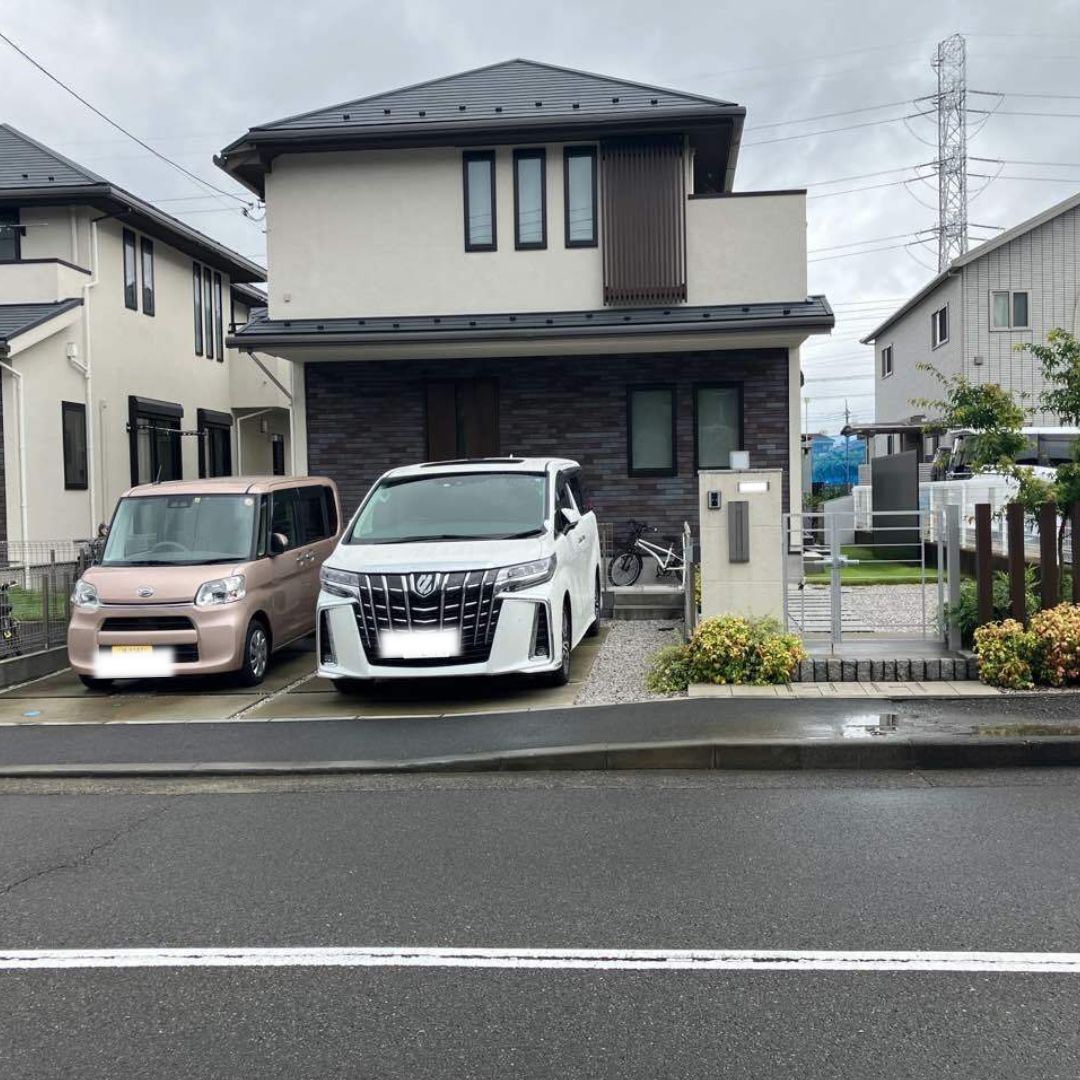 セキュリティの安心感と建物をより引き立てる重厚感のある空間