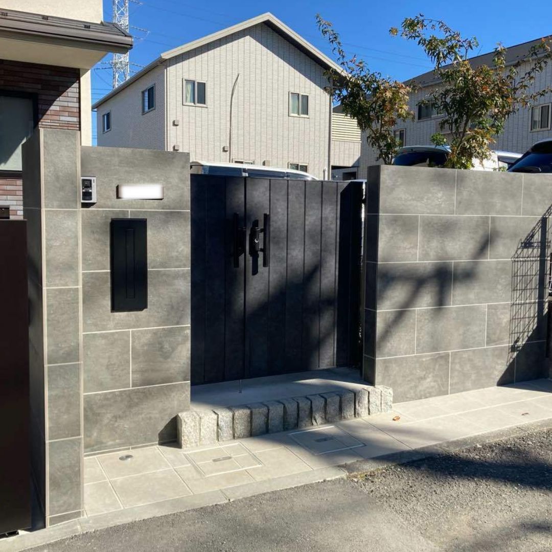 セキュリティの安心感と建物をより引き立てる重厚感のある空間