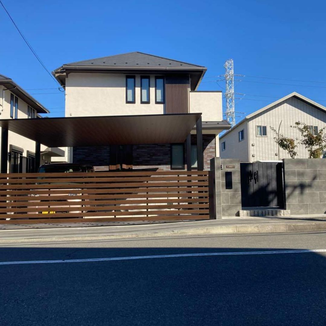 セキュリティの安心感と建物をより引き立てる重厚感のある空間