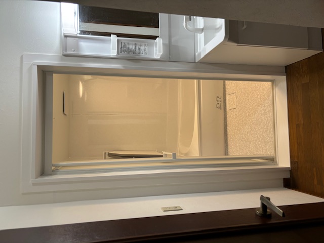 脱衣所から浴室へ