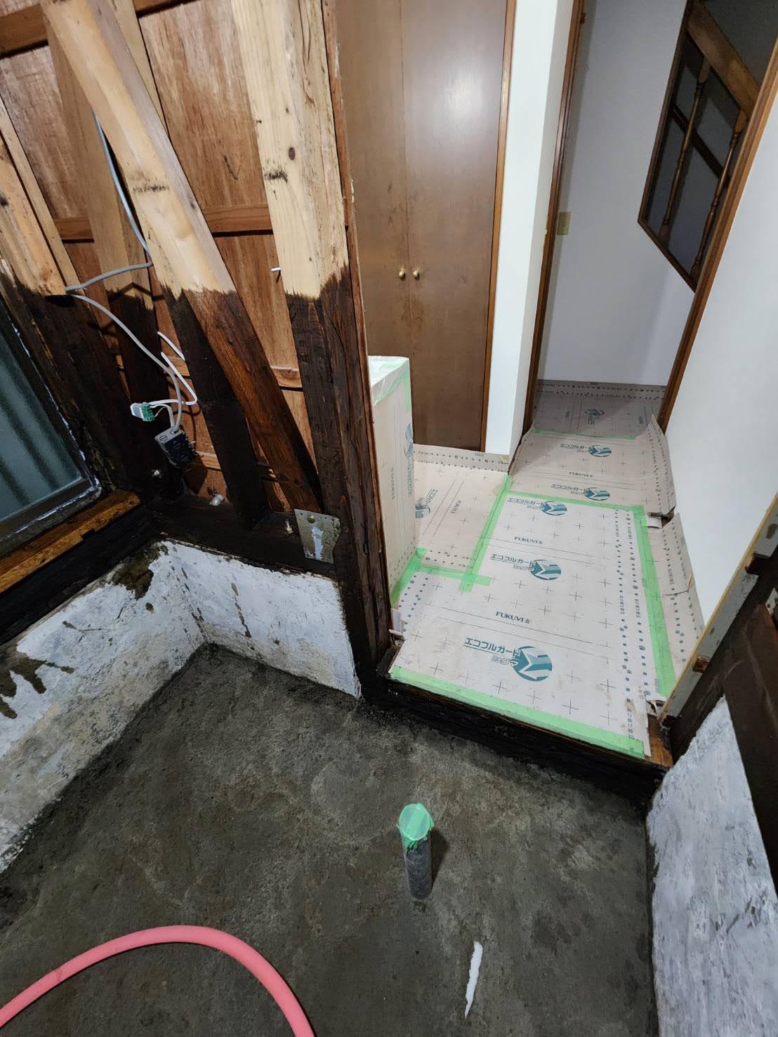 弱っていた木材をしっかりと補強&防虫、防カビ処理していただきました。