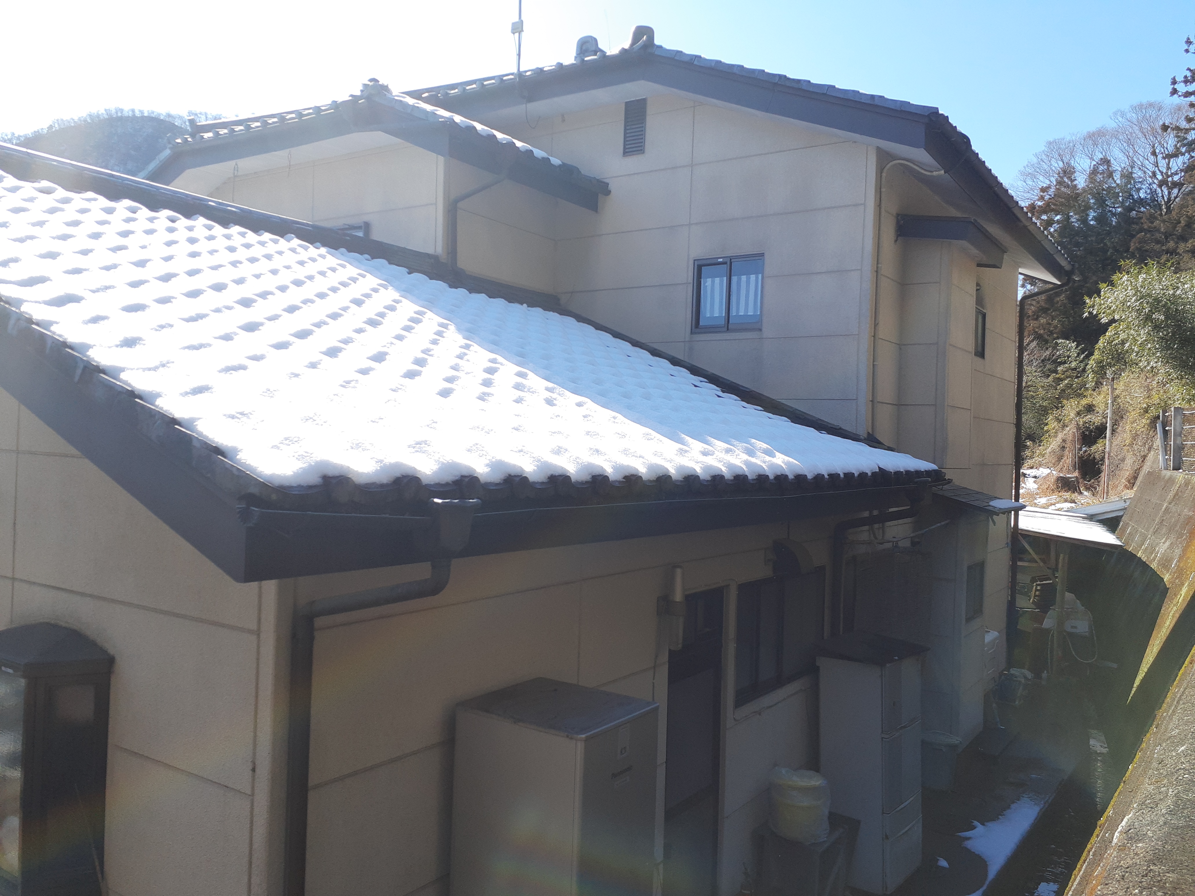 外壁塗装と雪止め瓦の設置