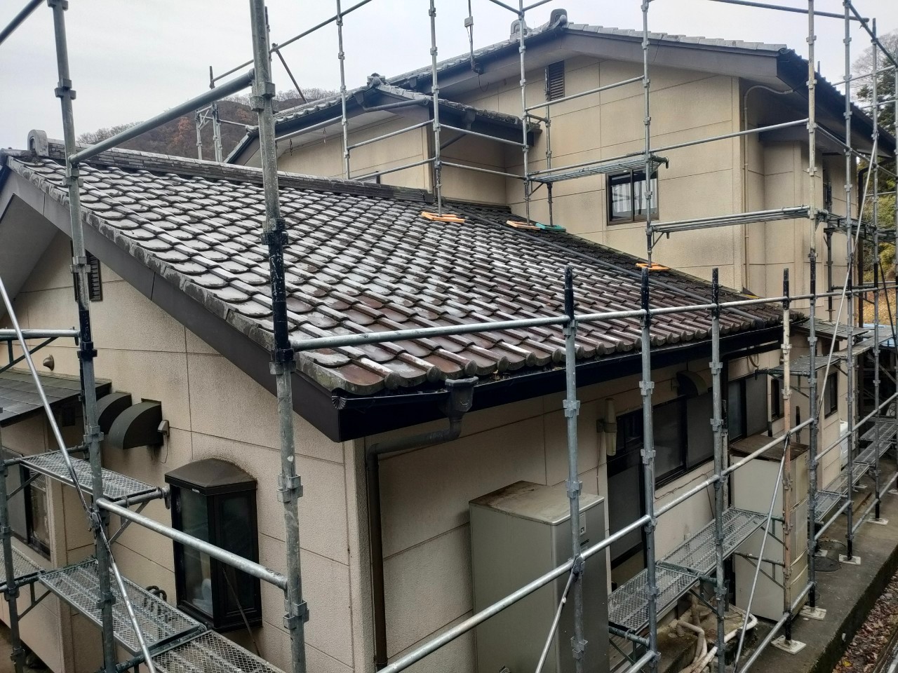 外壁塗装と雪止め瓦の設置