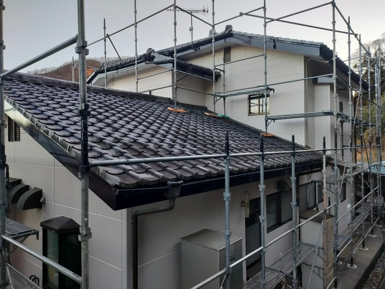 外壁塗装と雪止め瓦の設置