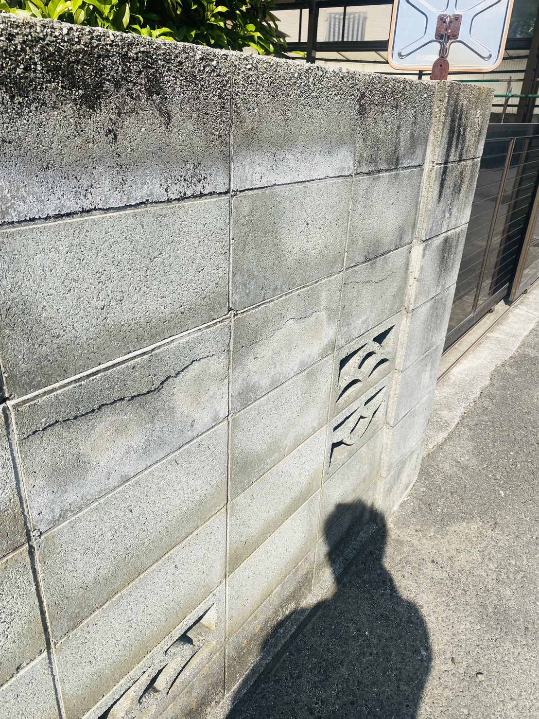 老朽化していた家のブロック塀をオシャレな目隠しフェンスに