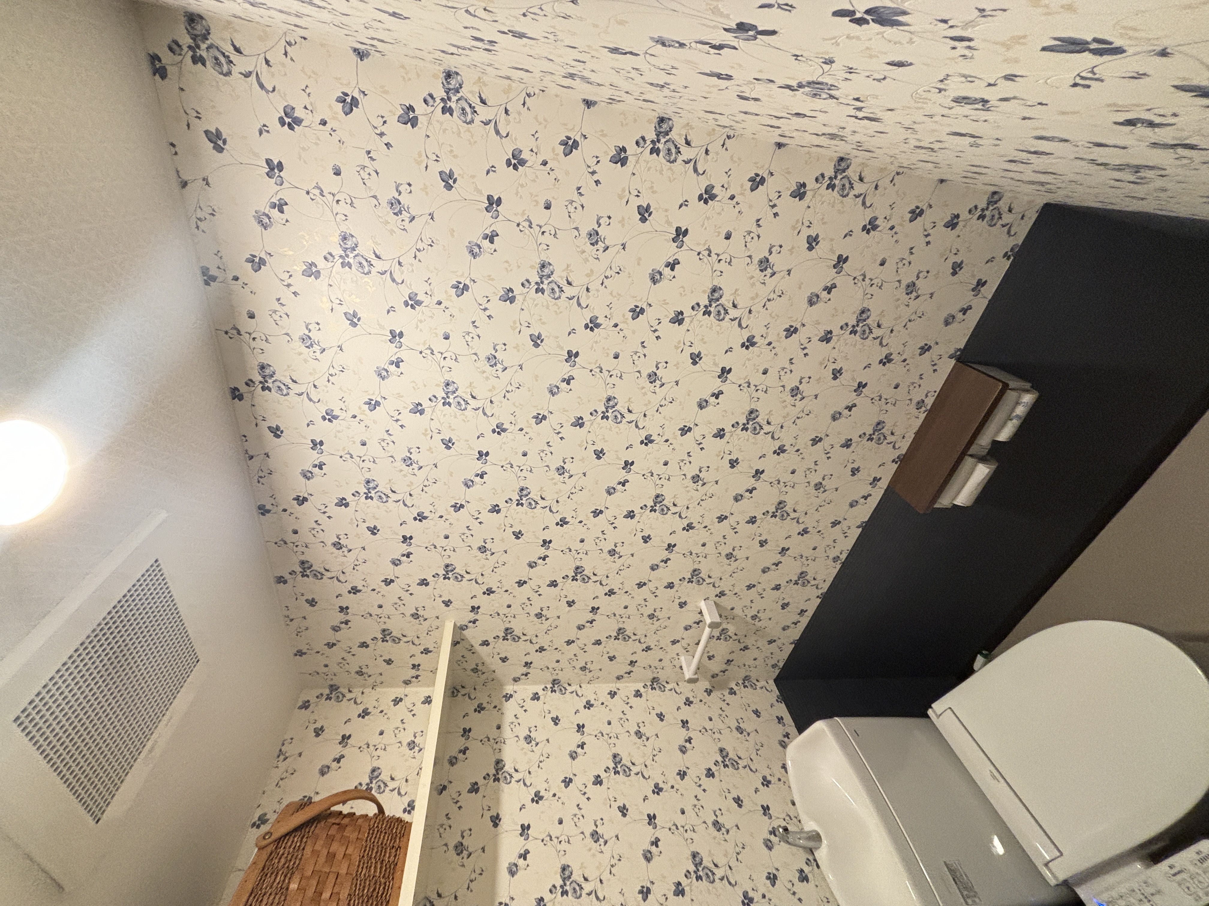 ２種類の壁紙を上下に配置し理想のトイレになった！