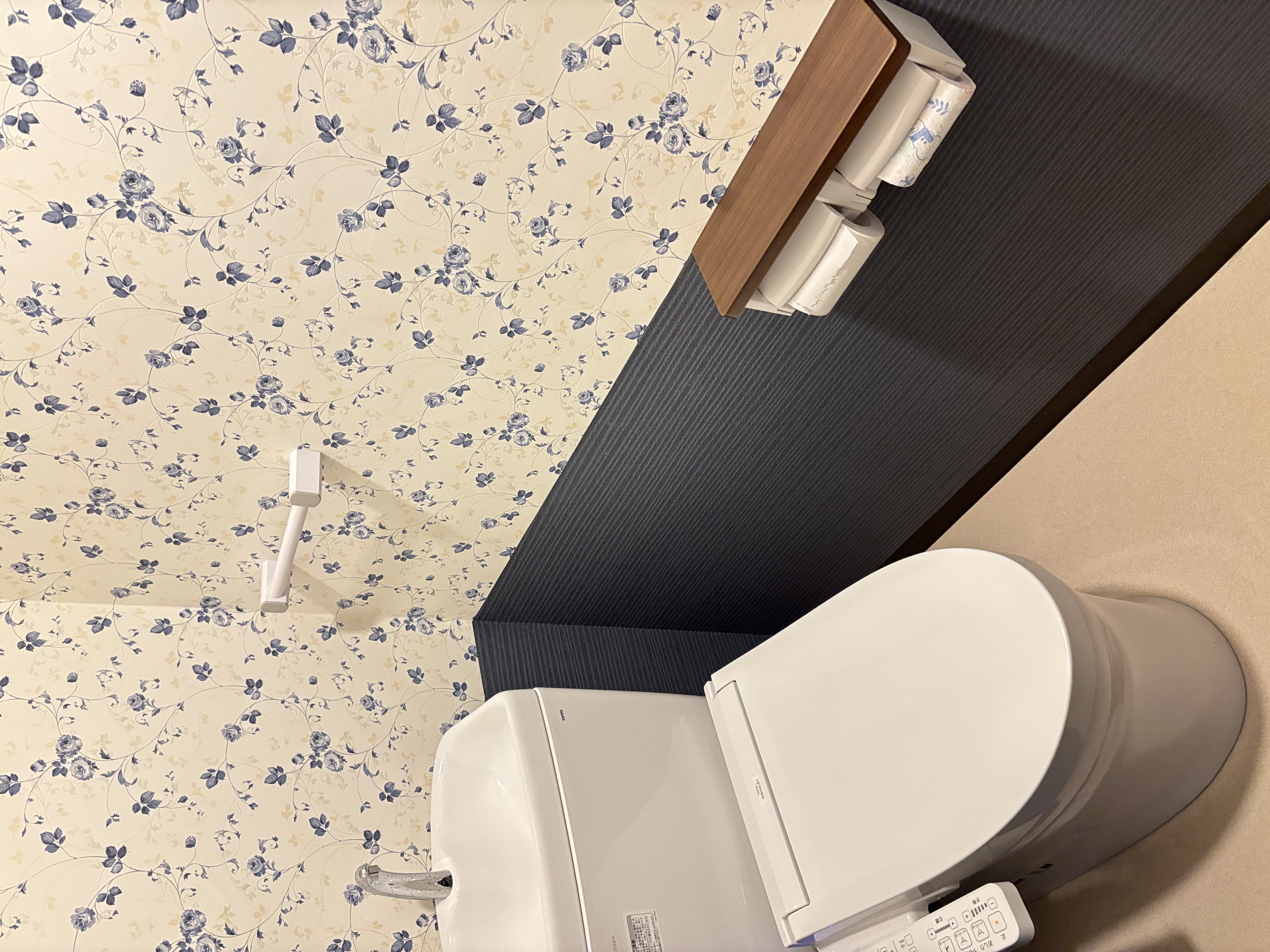 ２種類の壁紙を上下に配置し理想のトイレになった！