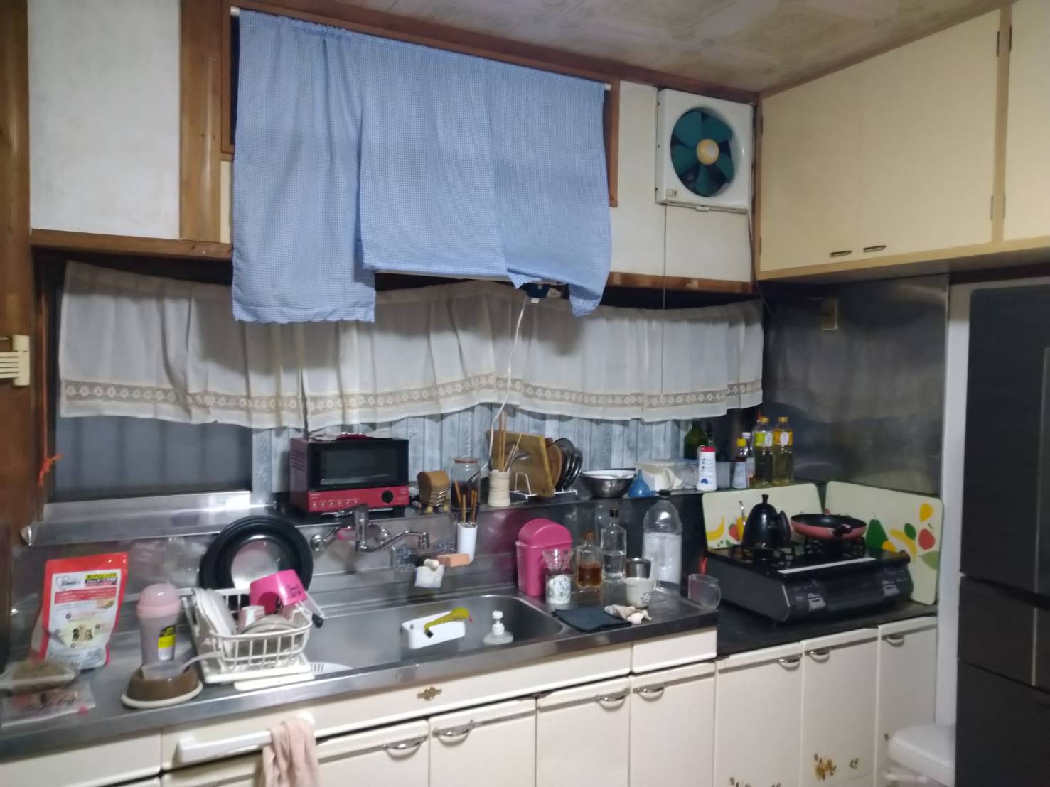 古い造りの寒い風呂を暖かく暗いキッチンを明るく