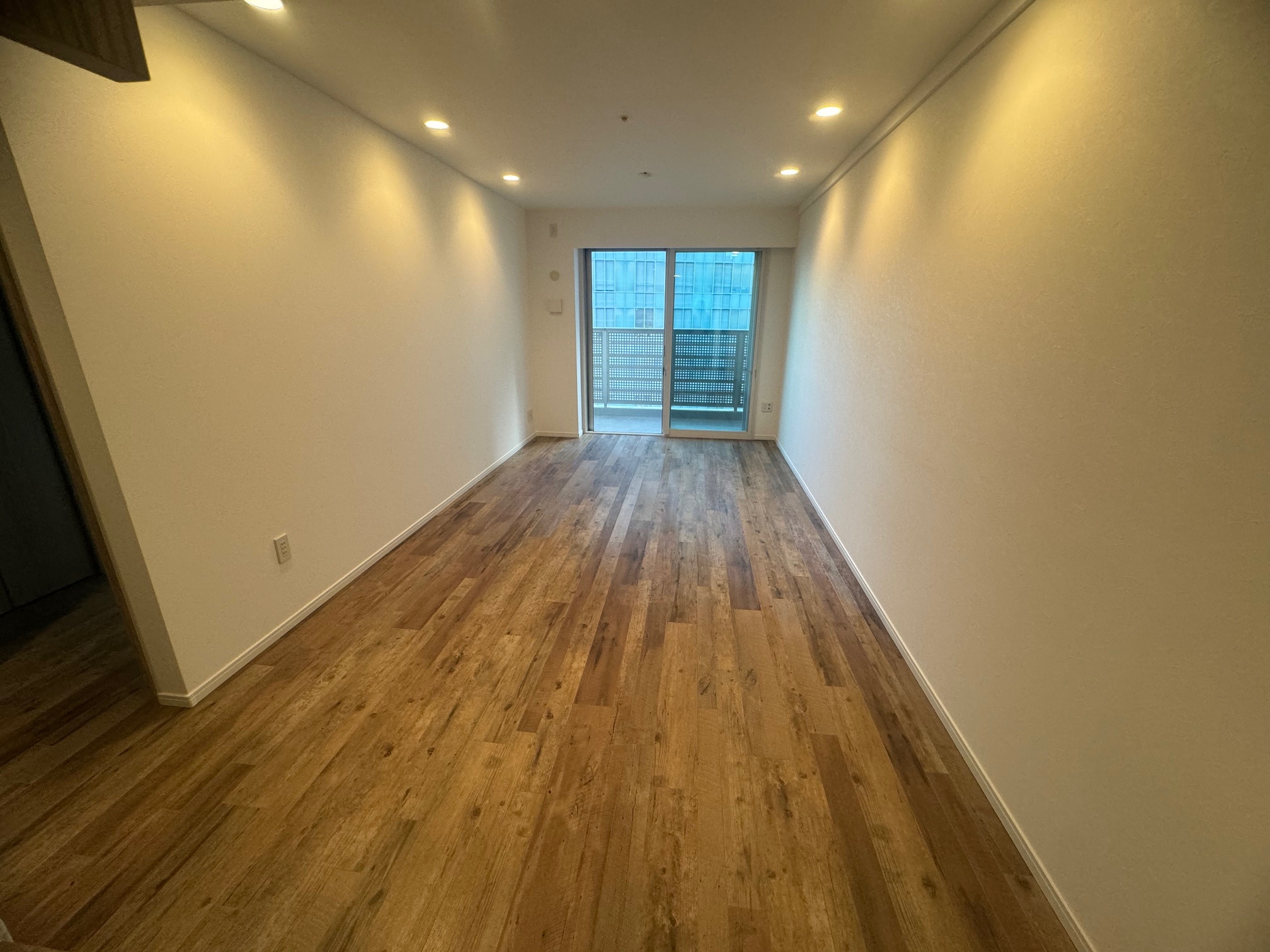 大通りに面したマンションの窓に防音も兼ねて内窓設置