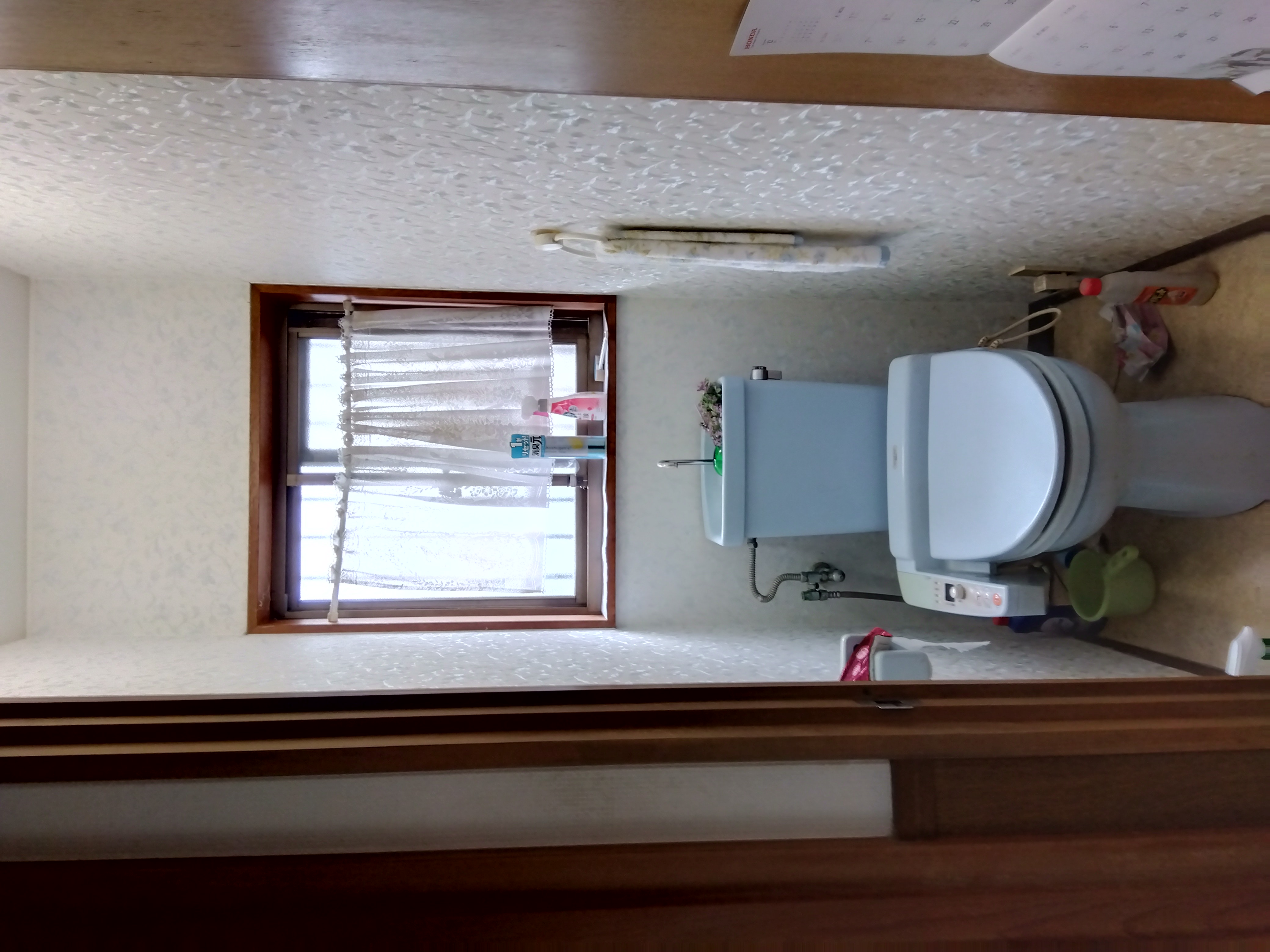 爽やかなクロスで清潔感のあるトイレにリフォーム