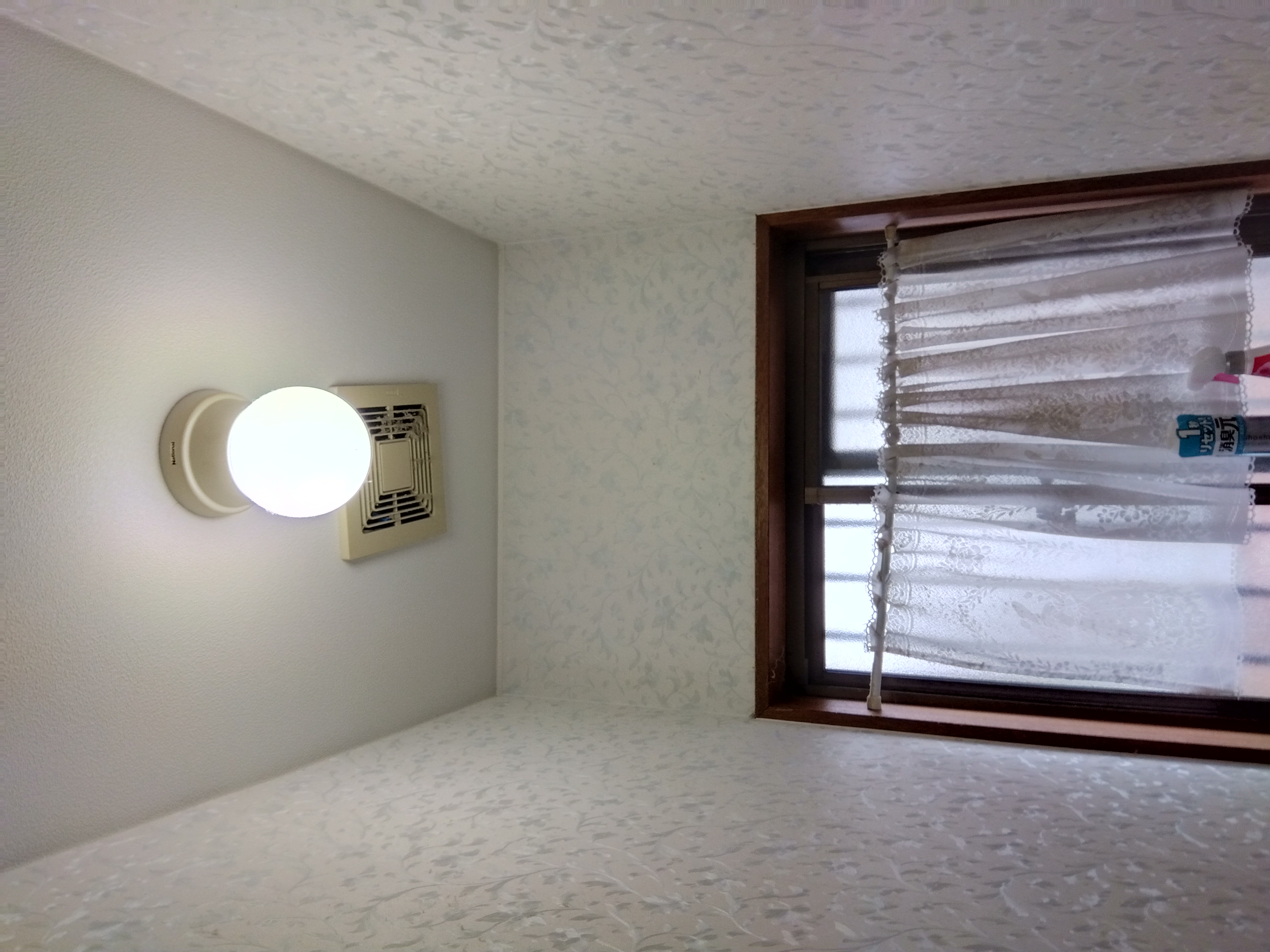 爽やかなクロスで清潔感のあるトイレにリフォーム