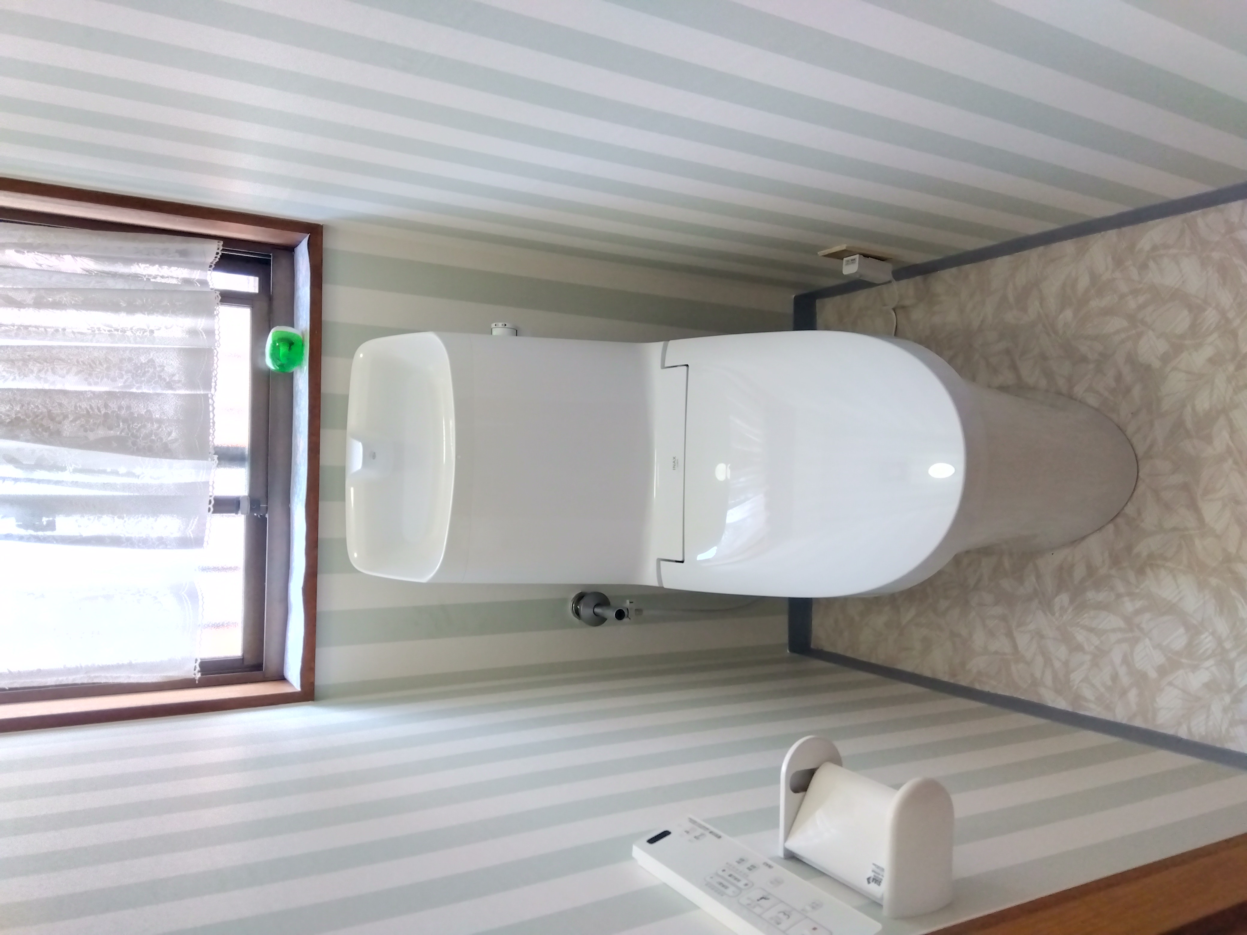 爽やかなクロスで清潔感のあるトイレにリフォーム